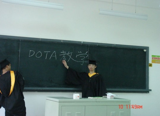 玩家疯狂毕业照 集体学士服玩DOTA图片_囧图