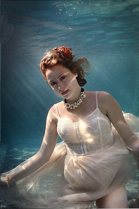 水波和光线营造了一个如梦似幻的水下空间，薄纱透出女性的柔和曲线，超唯美的水下浪漫孕照，美得让人惊叹。