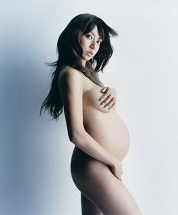 日本女歌手hitomi，曾在怀孕时拍摄了一辑大胆的全裸照，并以该照片制作成新碟的封面。