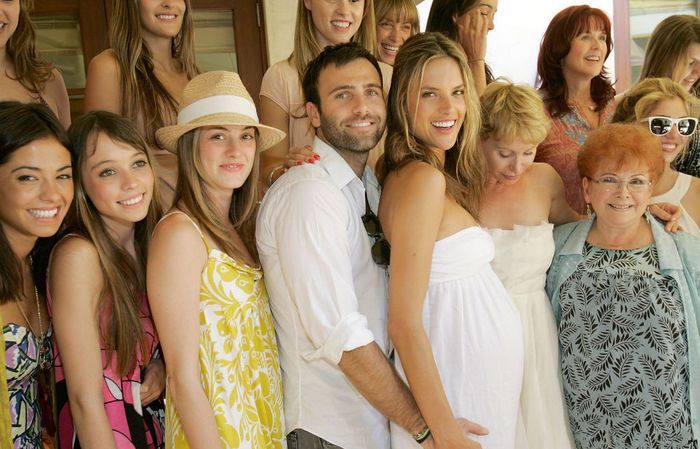 摘下“当家超模”“性感内衣天使”的光环，家庭聚会里的Alessandra Ambrosio 仍是个简单美好的可人儿，一位充满母爱的孕妈妈。
